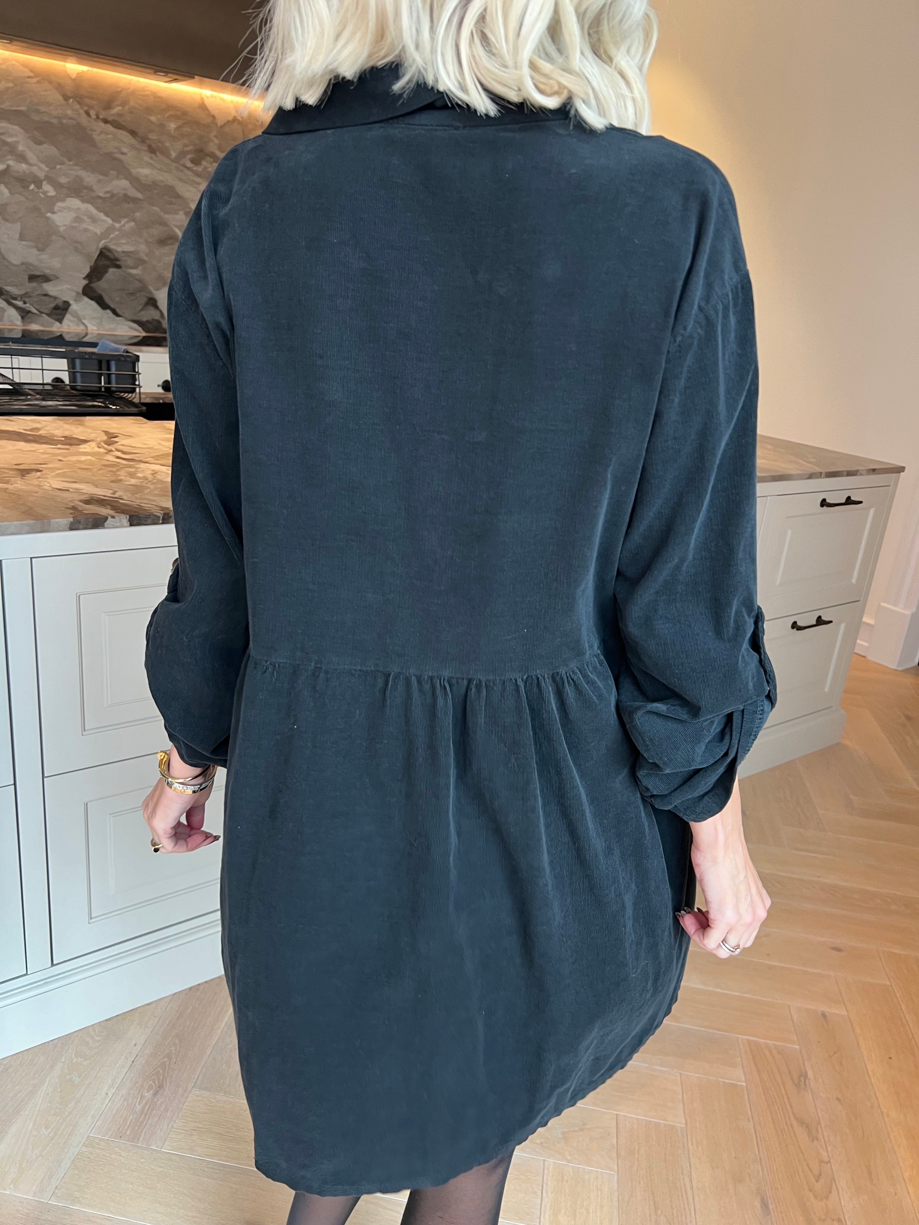 Lisette - Skjortklänning i mjuk sammet med en snygg skärning i midjan som ger klänningen ett feminint fall